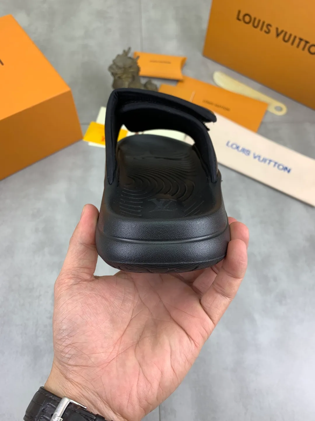 Men's shoes 💰P320💰【New style】🆘 Original quality 【LOUIS VUITTON】The popular Louis Vuitton LV men's slippers on the official website are on sale simultaneously! Original fabric imported from Italy. Original bottom provided by the original factory. Number of yards: 38-44 (customized to 45). Multiple colors to choose from. Fully packaged drawer box.